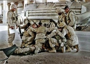 us soldiers kneel in prayer